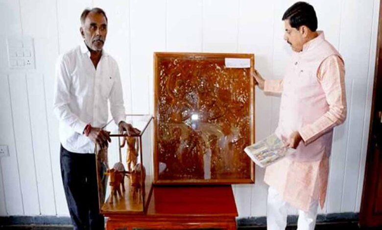 मुख्यमंत्री डॉ. यादव से काष्ठ मूर्ति कलाकार विश्वकर्मा ने की सौजन्य भेंट