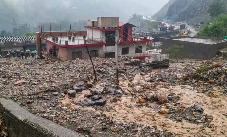 भूस्खलन और बाढ़ से 51 की मौत, सैकड़ों फंसे यात्री – Khabar Jagat