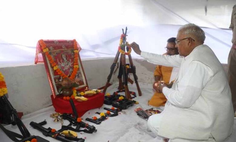राज्यपाल पटेल ने राजभवन में किया शस्त्र पूजन – Khabar Jagat