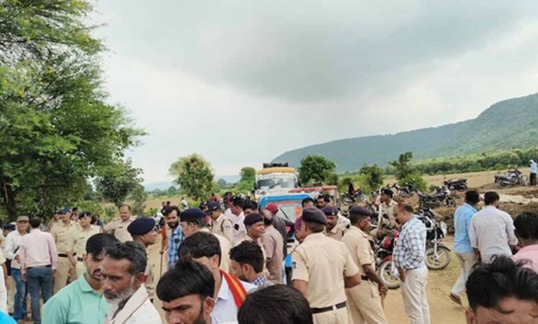 दो की मौत, एक करोड़ मुआवजे और नौकरी की मांग पर चक्काजाम – Khabar Jagat