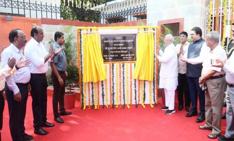 राज्यपाल पटेल ने राजभवन के प्रवेश द्वार के सुदृढ़ीकरण कार्य का किया लोकार्पण