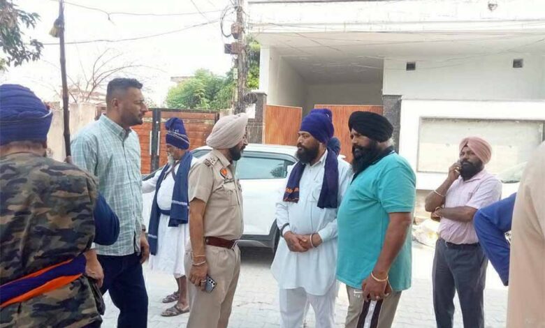गांव बन गया पुलिस छावनी, तनाव ने बढ़ाई स्थानीय लोगों की चिंताएं