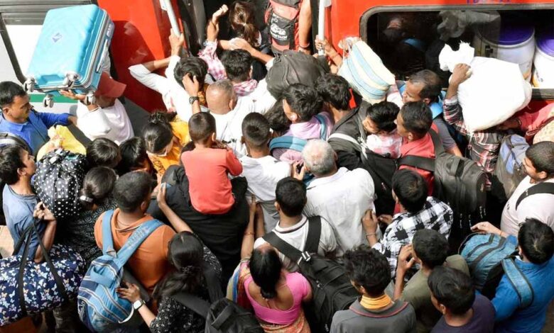 रेल हादसा या प्रशासनिक विफलता? 12 हजार स्पेशल ट्रेनें कहां, लोग छतों पर लटके! राहुल गांधी का हमला