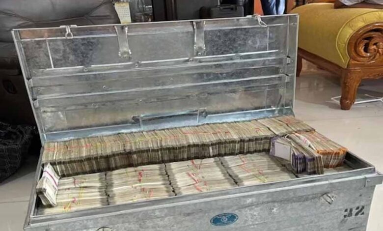 10 लाख रुपये लेते रंगे हाथों पकड़ा गया सरकारी अफसर, घर से बरामद हुआ पेटी भर पैसा! – Khabar Jagat