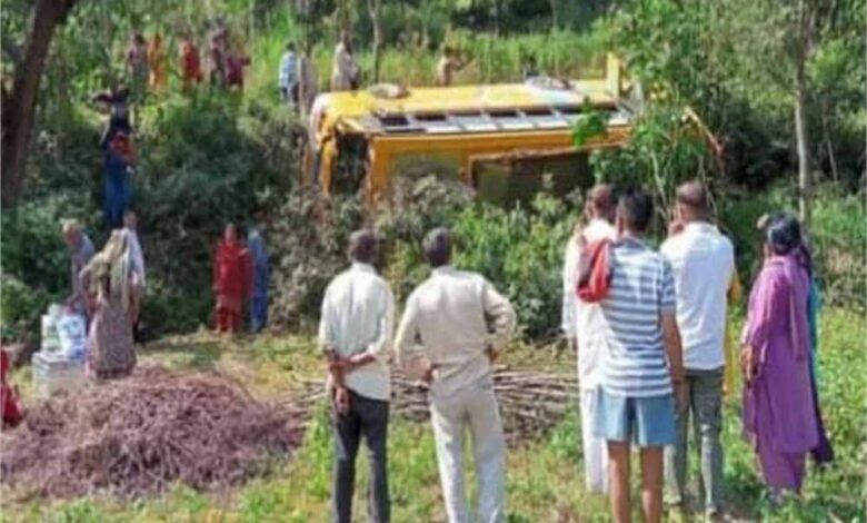 42 बारातियों से भरी बस खाई में पलटी, 10 गंभीर घायल – Khabar Jagat