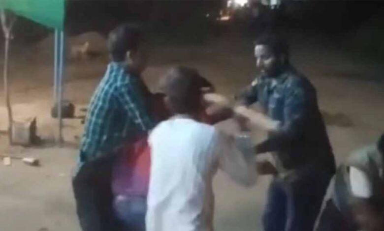 तीन भाइयों की सड़क पर पिटाई, दो की मौत, हिम्मत नहीं कर सका कोई मदद – Khabar Jagat