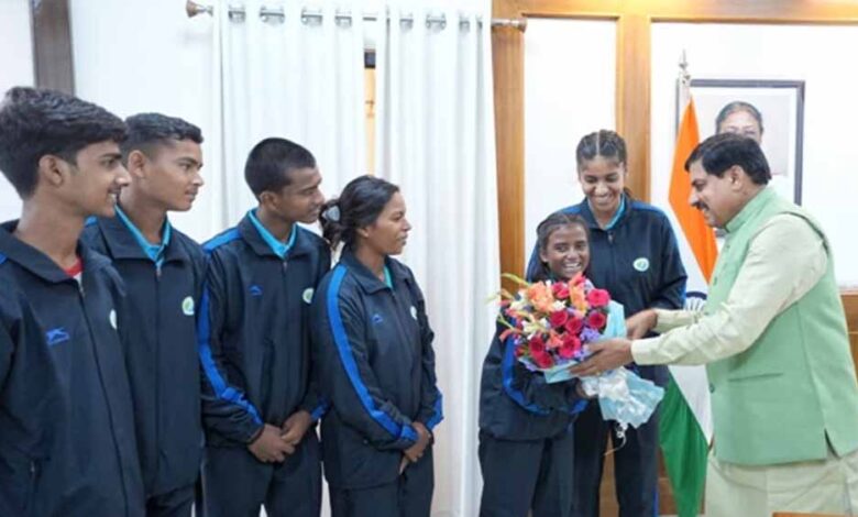 जर्मनी से पहले शहडोल पहुंचे ‘मिनी ब्राजील’ विचारपुर के खिलाड़ी, सीएम मोहन यादव ने किया सम्मान