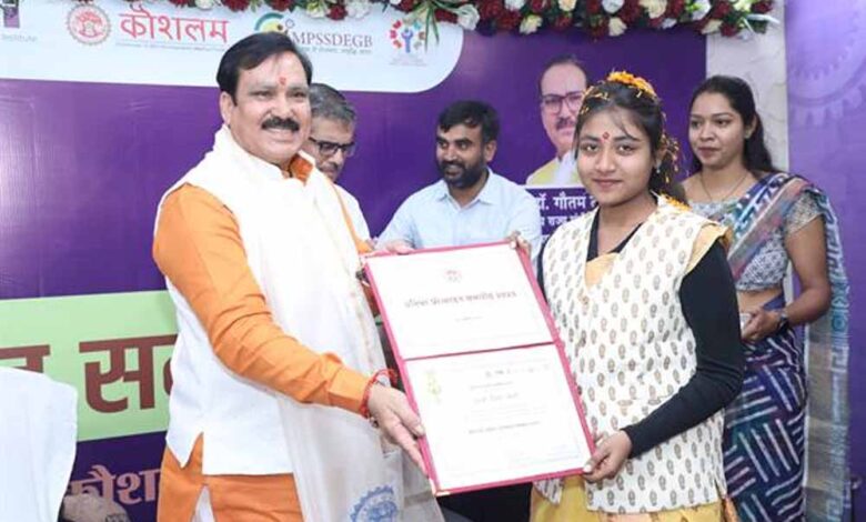 मंत्री टेटवाल ने कौशल प्रतिभा प्रोत्साहन समारोह में राष्ट्रीय पुरस्कार विजेताओं किया सम्मान