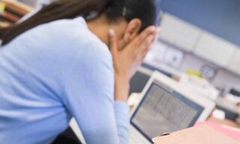 दिन भर बैठे रहना कर सकता है स्वास्थ्य को नुकसान! आयुर्वेद से पाएं तुरंत राहत