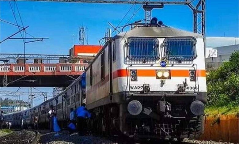 चलती ट्रेन से गिरे 3 यात्री, 2 की मौत, 1 की हालत गंभीर – Khabar Jagat