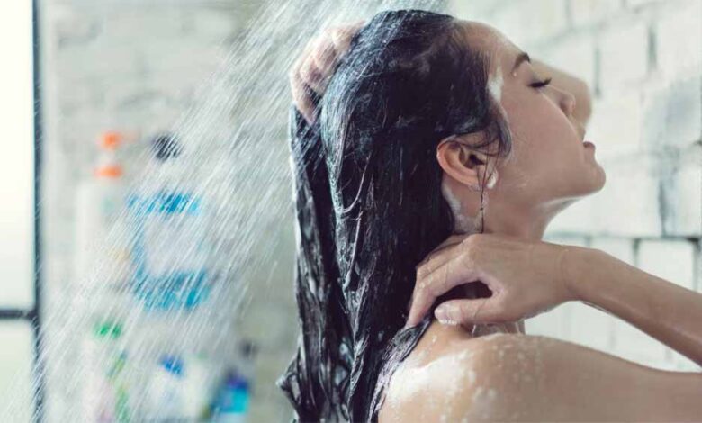सर्दियों में गर्म पानी से बाल धोना सही या गलत? जानें एक्सपर्ट की राय