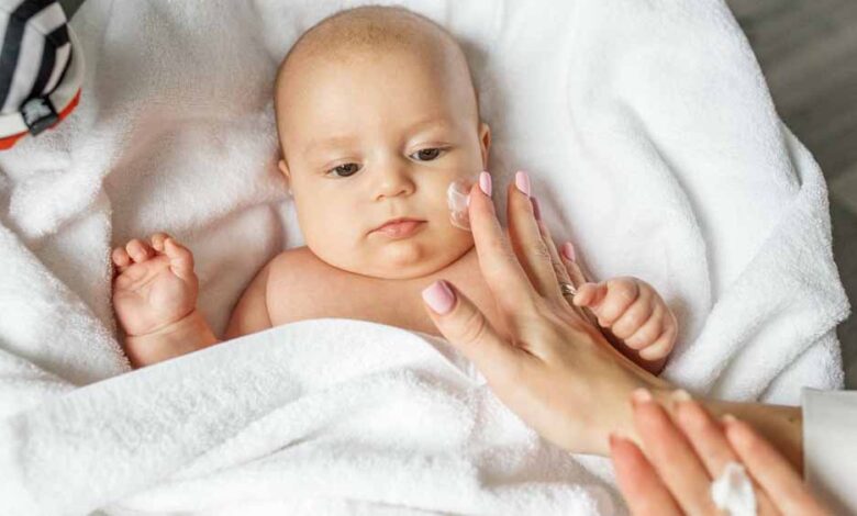 इन आसान टिप्स से बच्चे की स्किन हमेशा रहेगी सॉफ्ट और ग्लोइंग