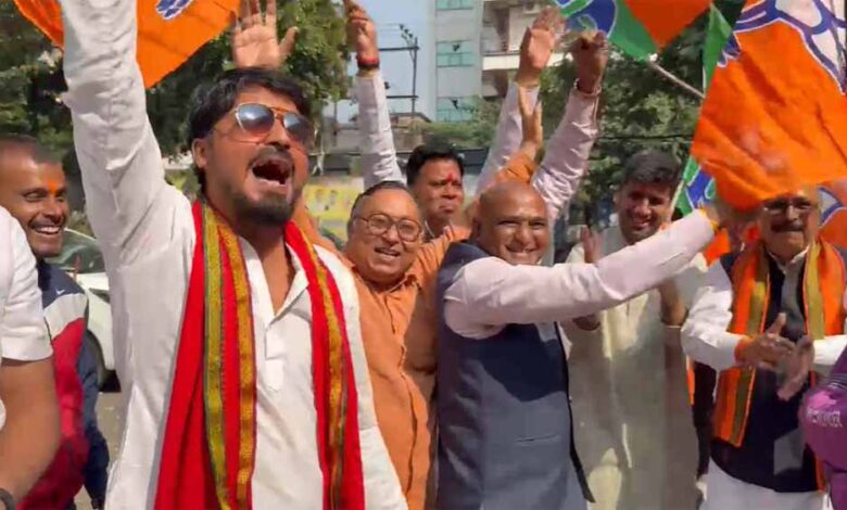 ढोल-नगाड़ों और पटाखों के बीच भाजपाईयों ने मनाया जश्न – Khabar Jagat