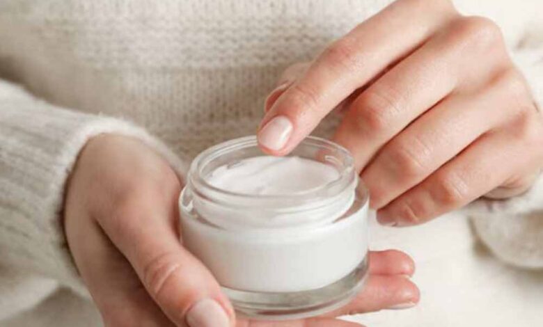 कड़कड़ाती ठंड में स्किन बनेगी नर्म-मुलायम! शिया बटर–शहद–एलोवेरा से बनाएं होममेड क्रीम