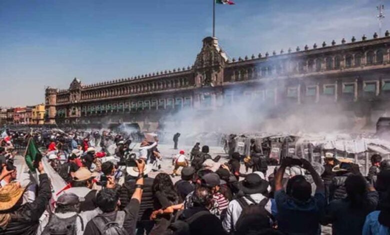 मेक्सिको में Gen Z ने भड़का आक्रोश, नेशनल पैलेस की बाड़ तोड़ी, मेयर की हत्या के बाद हंगामा