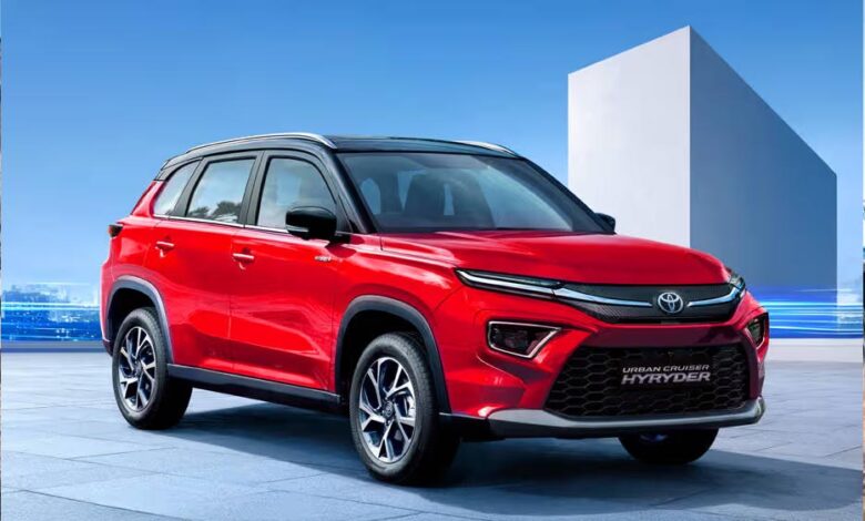 टोयोटा इनोवा को छोड़ा नंबर-1 का ताज, हायराइडर ने तोड़ा रिकॉर्ड