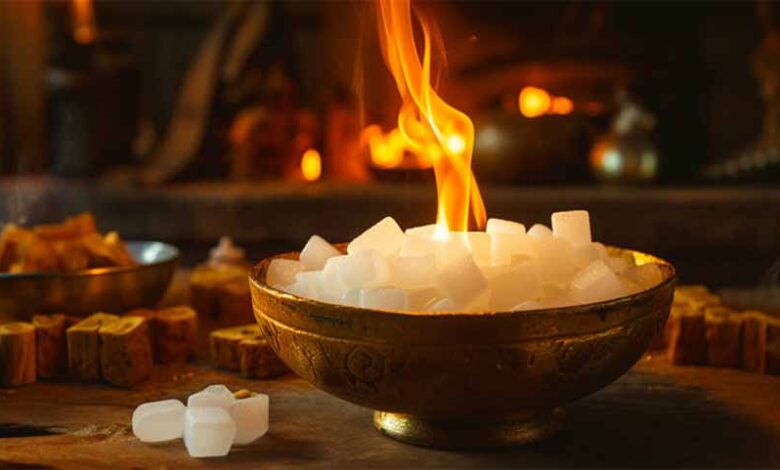 वास्तु शास्त्र के अनुसार रोज कपूर जलाने के 5 बड़े फायदे, चौथा फायदा जानकर रह जाएंगे हैरान