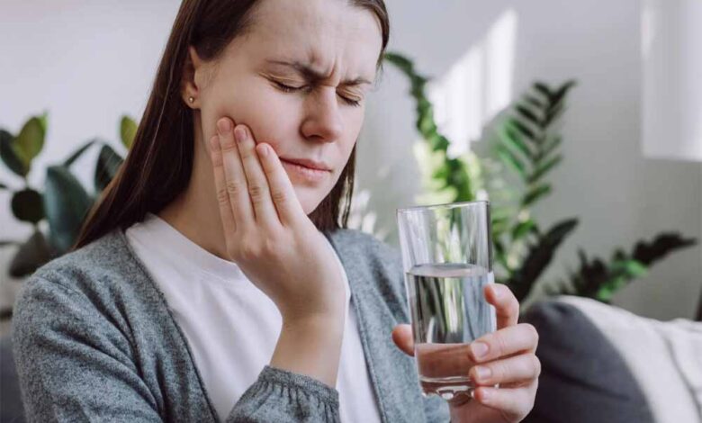 ठंड बढ़ी तो दांत क्यों चुभने लगे? जानें सर्दियों में सेंसिटिविटी के कारण और उपाय