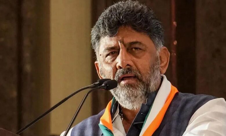 कर्नाटक कांग्रेस में उथल-पुथल तेज, शिवकुमार गुट ने हाईकमान पर दबाव बढ़ाया—विधायकों का तीसरा बैच दिल्ली पहुँचा