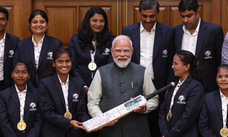 PM मोदी ने T20 चैंपियन महिला ब्लाइंड क्रिकेट टीम से की मुलाकात, खिलाड़ियों को अपने हाथों से खिलाई मिठाई