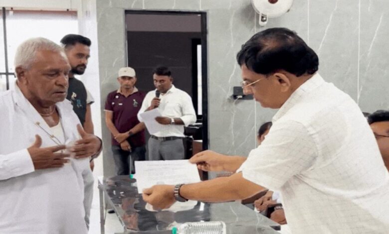 एक व्यक्ति ने चुकाया पूरे गांव का कर्ज, 300 किसान बने कर्जमुक्त – Khabar Jagat