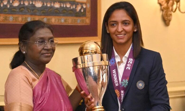 राष्ट्रपति द्रौपदी मुर्मु से मिली वर्ल्ड चैंपियन महिला क्रिकेट टीम, हरमन ब्रिगेड ने दिया खास तोहफा