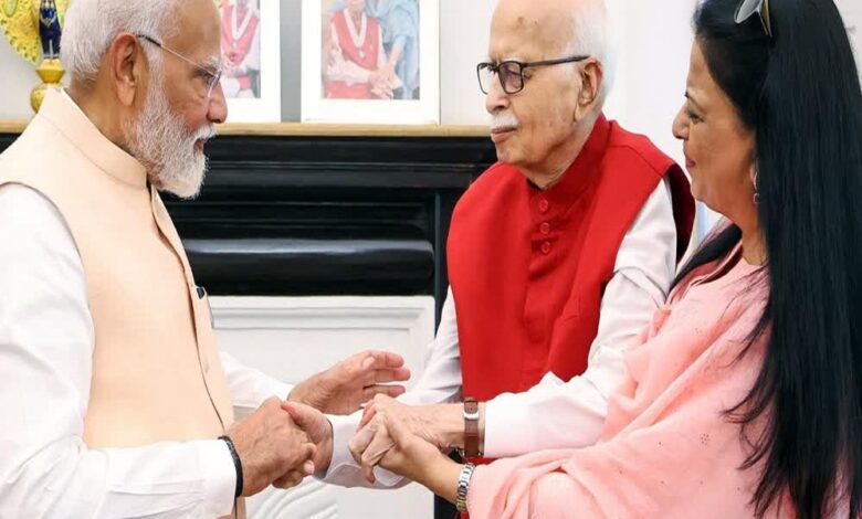 लालकृष्ण आडवाणी 98 वर्ष के, पीएम मोदी और अन्य दिग्गज नेताओं ने दी शुभकामनाएं