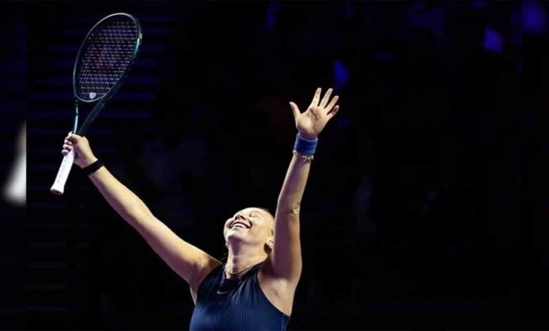 अनिसिमोवा ने स्वियातेक को हराकर डब्ल्यूटीए फाइनल्स के अंतिम चार में जगह बनाई