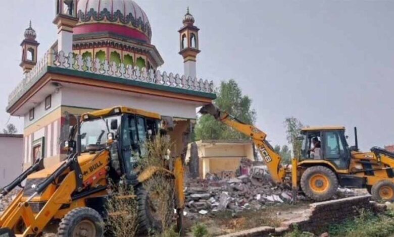 मजार पर चला प्रशासन का हथौड़ा, इलाके में भारी पुलिस बल तैनात – Khabar Jagat