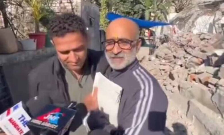 मुस्लिम पत्रकार का घर ढहा, हिंदू पड़ोसी ने बढ़ाया मदद का हाथ—प्लॉट गिफ्ट कर बनाया मिसाल