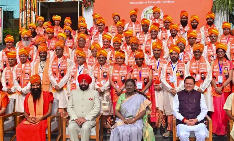 पतंजलि विश्वविद्यालय के दीक्षांत समारोह में राष्ट्रपति मुर्मू का संबोधन, 1424 विद्यार्थियों को मिली डिग्रियां