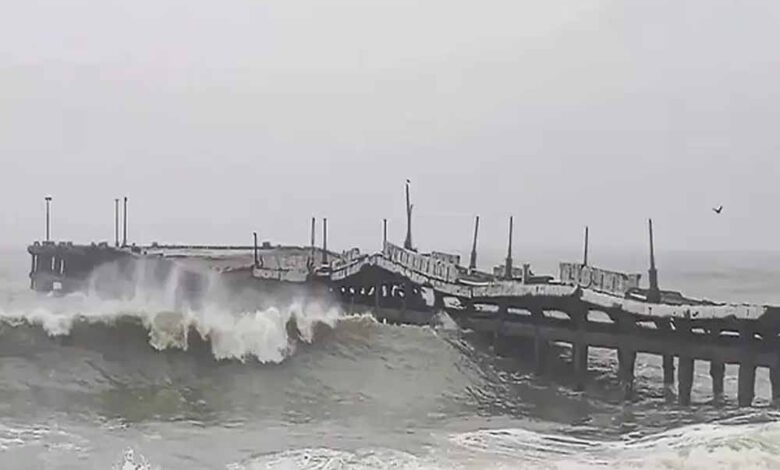 भारत से बस 80 किमी दूर ‘दितवाह’ तूफान! श्रीलंका में 200 मौतें—तटीय राज्यों में अलर्ट