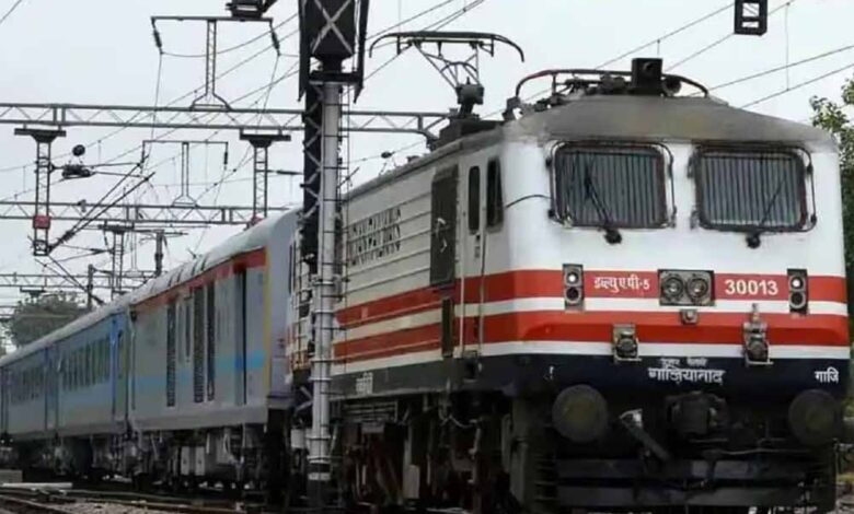 रेलवे में सिर्फ हलाल मीट परोसने का विवाद गरम, NHRC ने जारी किया नोटिस