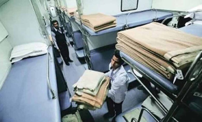 स्लीपर कोच में अब कंबल-तकिया और चादर की सुविधा, जानिए किराए में कितना देना होगा
