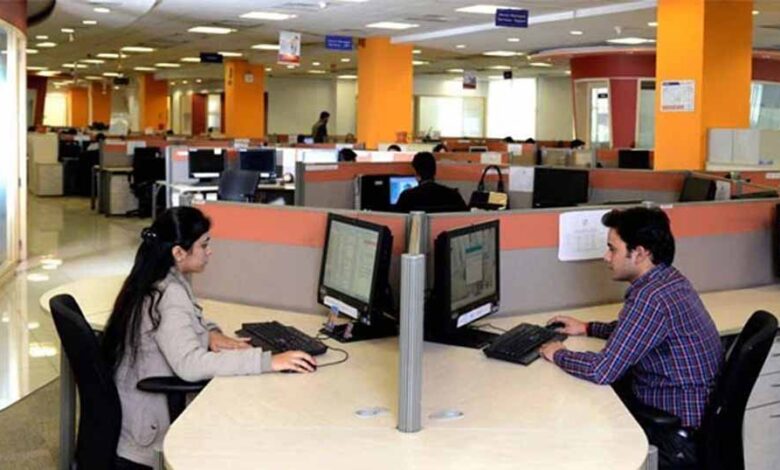 ऑफिस में भूलकर भी इन 3 बातों को न खोलें, बचाएं अपना करियर