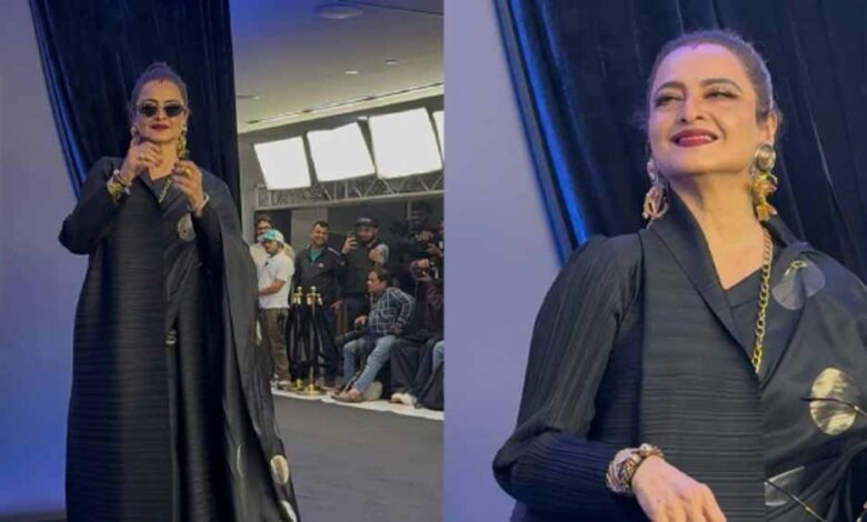 ब्लैक साड़ी में रेखा का आइकॉनिक अंदाज़ वायरल, वेडिंग सीजन में छा सकता है उनका ये लुक