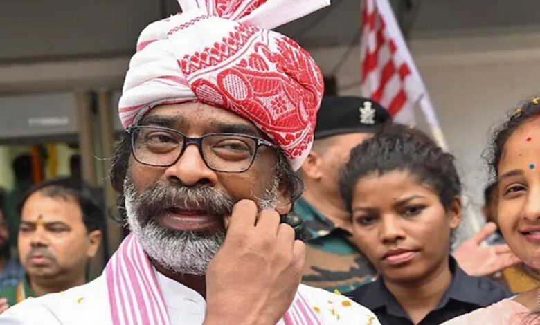 पोस्टर हटे, साथी गायब और हेमंत सोरेन दिल्ली रवाना—कुछ तो बड़ा पक रहा है! – Khabar Jagat