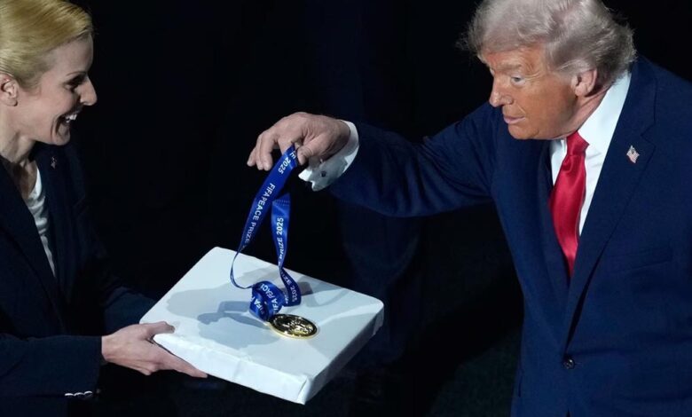 अमेरिकी राष्ट्रपति ट्रंप को मिला ‘शांति पुरस्कार’, खुशी से खुद पहना