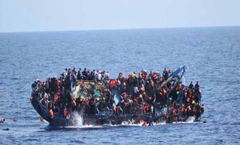 प्रवासियों से भरी नाव पलटी, कम से कम 17 की दर्दनाक मौत – Khabar Jagat