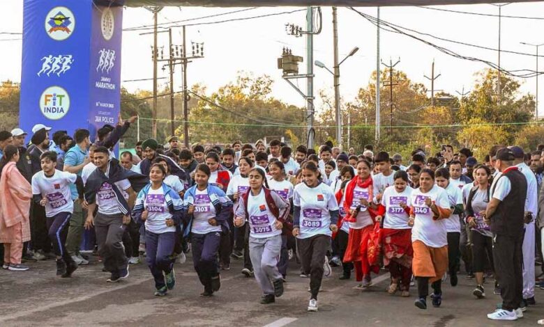 जम्मू-कश्मीर के पुंछ में नियंत्रण रेखा के पास आयोजित मैराथन में सैकड़ों लोगों ने भाग लिया