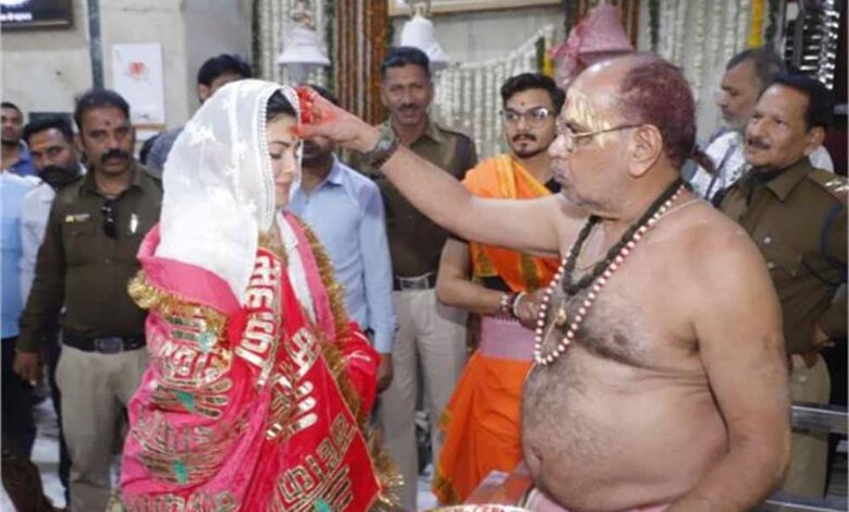 महाकाल की भक्ति में लीन जैकलिन फर्नांडीस, नंदी हॉल में बैठकर किए विशेष दर्शन