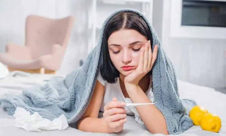मौसम बदलते ही क्यों बढ़ जाता है वायरल बुखार का खतरा?