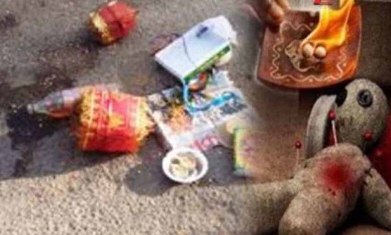 सड़क पर पड़ी इन चीज़ों को पार करना पड़ सकता है भारी, मान्यताओं में है बड़ा संकेत!