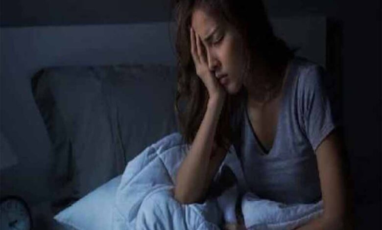 रात में नींद उड़ जाती है? हो सकता है वजह हों आपके ठंडे पैर, जानिए पूरा वैज्ञानिक कारण