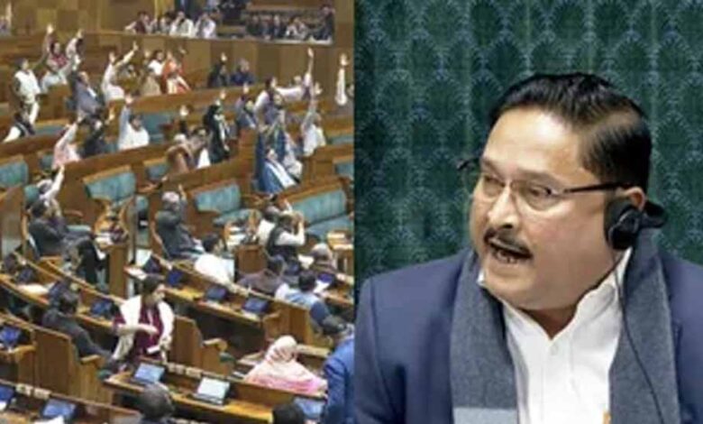 चेयर पर पेपर फेंकने वाले सांसद पूरे सत्र से निलंबित – Khabar Jagat