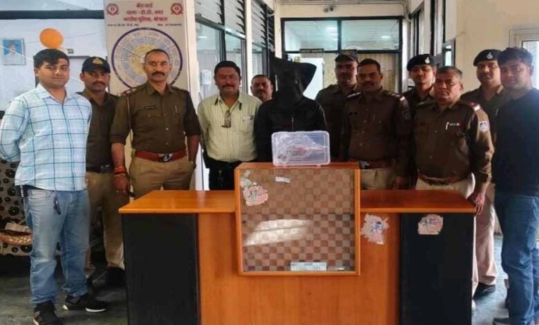 अड़ीबाजी और मारपीट के मामले में फरार आरोपी कट्टे के साथ गिरफ्तार