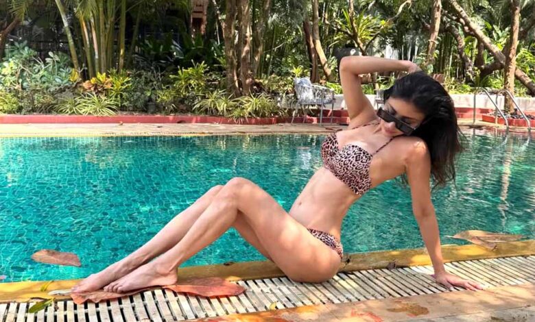 बिकिनी में 40 साल की एक्ट्रेस मौनी रॉय, पूल किनारे इतराकर दिए हॉट पोज