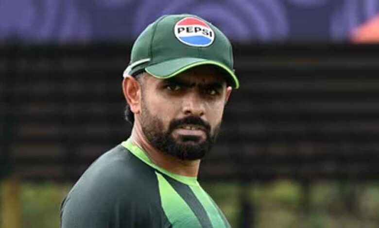 बाबर आज़म पर बढ़ी आलोचना, संकट की घड़ी में रवि शास्त्री और रिकी पोंटिंग बने संबल