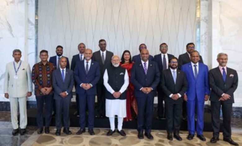 प्रधानमंत्री मोदी मलेशिया में भारतीय नेताओं से मिले, उपलब्धियों की तारीफ की