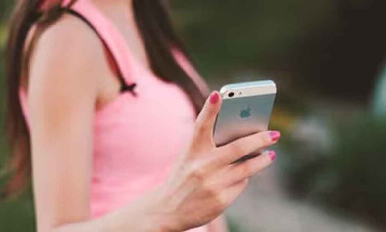 बेटी ने मां का भरोसा तोड़ा, प्रेमी को भेज दिए निजी फोटो – Khabar Jagat